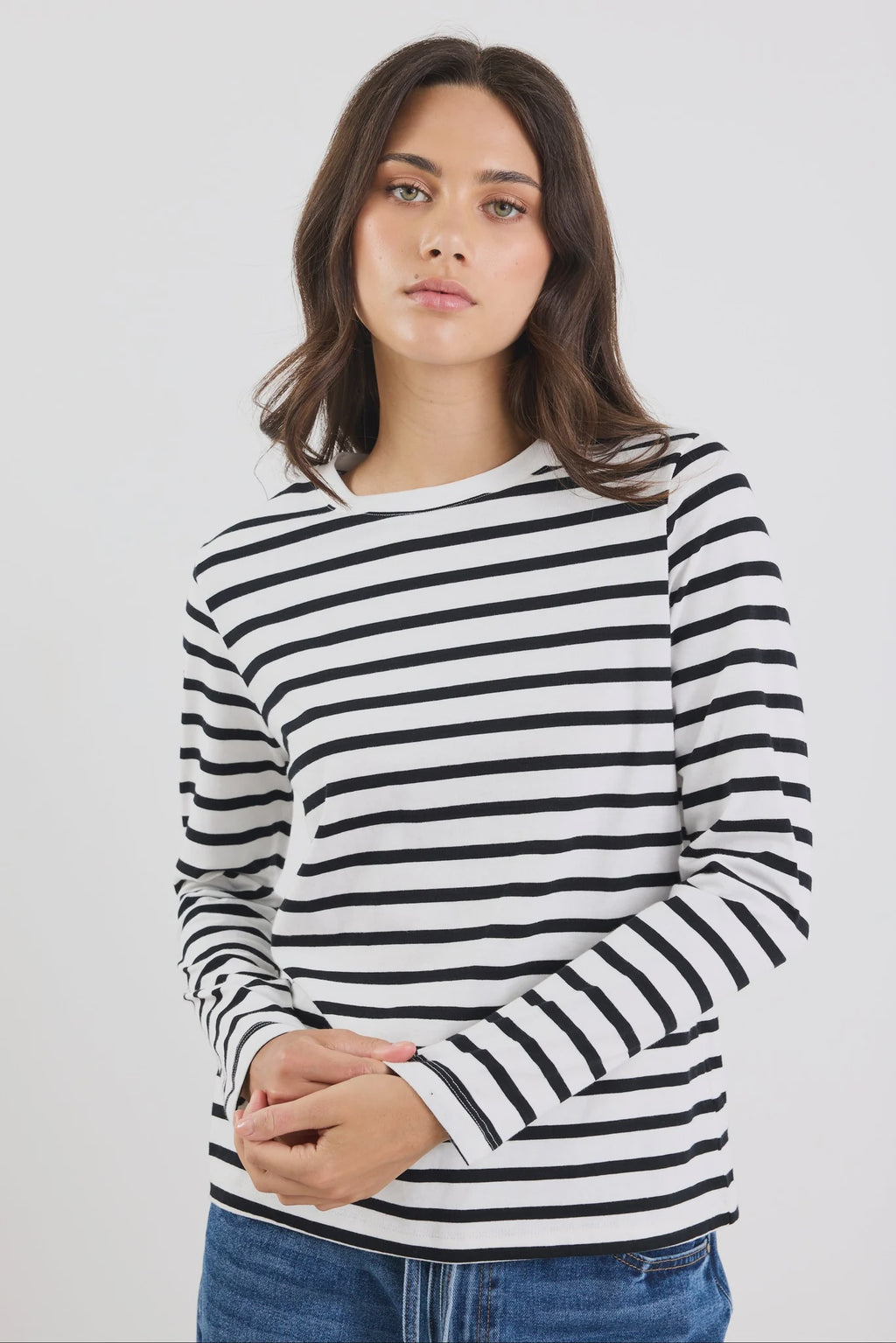 - 100% breathable cotton with a natural stretch
- Crisp black and white stripe for a timeless look
- Boatneck neckline for a chic, feminine edge
- Relaxed, oversized fit for laid-back polish
- Long sleeves with a softly structured cuff