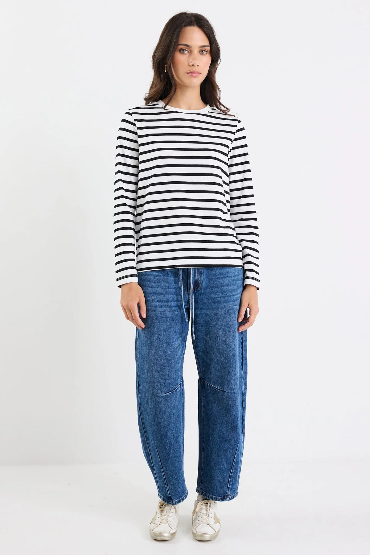 - 100% breathable cotton with a natural stretch
- Crisp black and white stripe for a timeless look
- Boatneck neckline for a chic, feminine edge
- Relaxed, oversized fit for laid-back polish
- Long sleeves with a softly structured cuff
