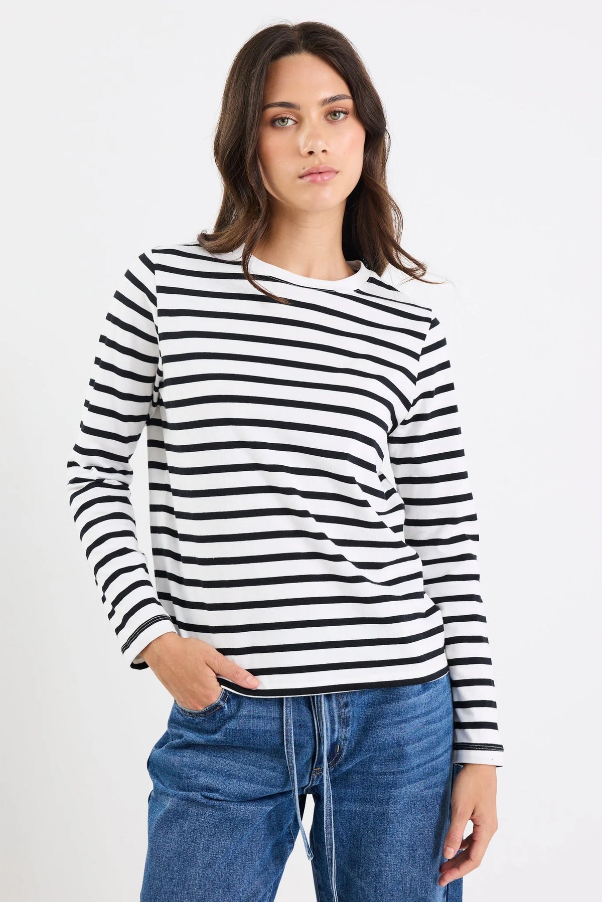 - 100% breathable cotton with a natural stretch
- Crisp black and white stripe for a timeless look
- Boatneck neckline for a chic, feminine edge
- Relaxed, oversized fit for laid-back polish
- Long sleeves with a softly structured cuff