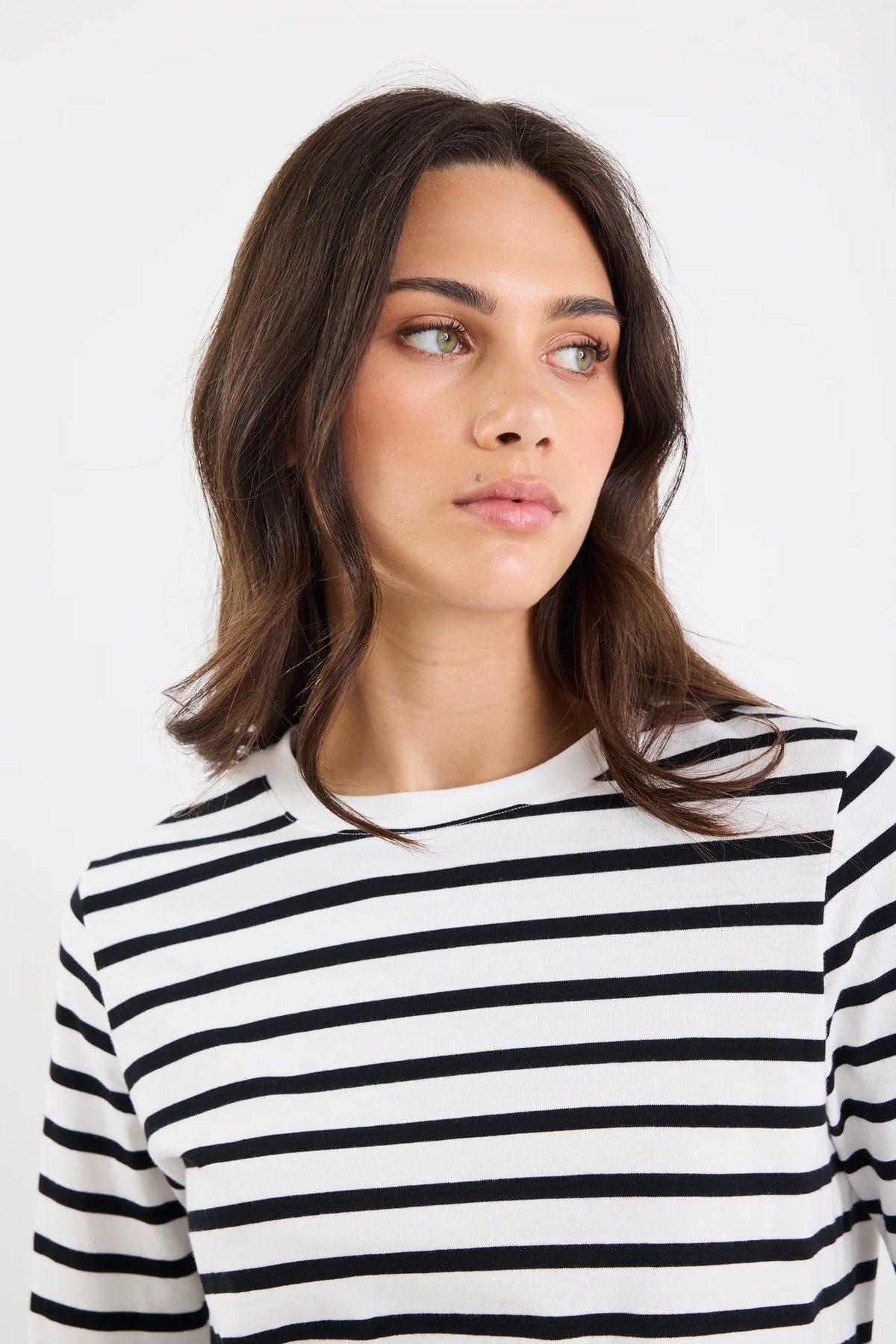 - 100% breathable cotton with a natural stretch
- Crisp black and white stripe for a timeless look
- Boatneck neckline for a chic, feminine edge
- Relaxed, oversized fit for laid-back polish
- Long sleeves with a softly structured cuff