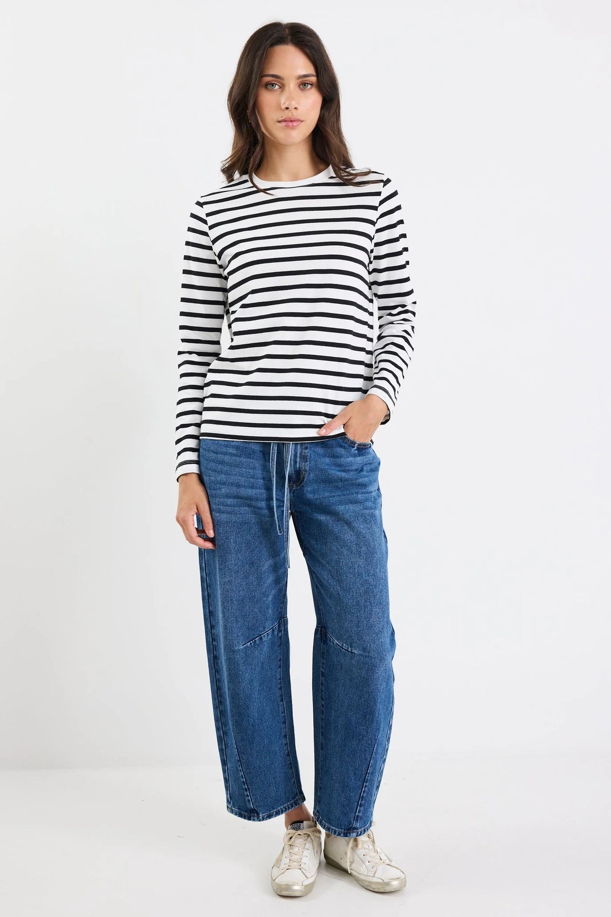 - 100% breathable cotton with a natural stretch
- Crisp black and white stripe for a timeless look
- Boatneck neckline for a chic, feminine edge
- Relaxed, oversized fit for laid-back polish
- Long sleeves with a softly structured cuff