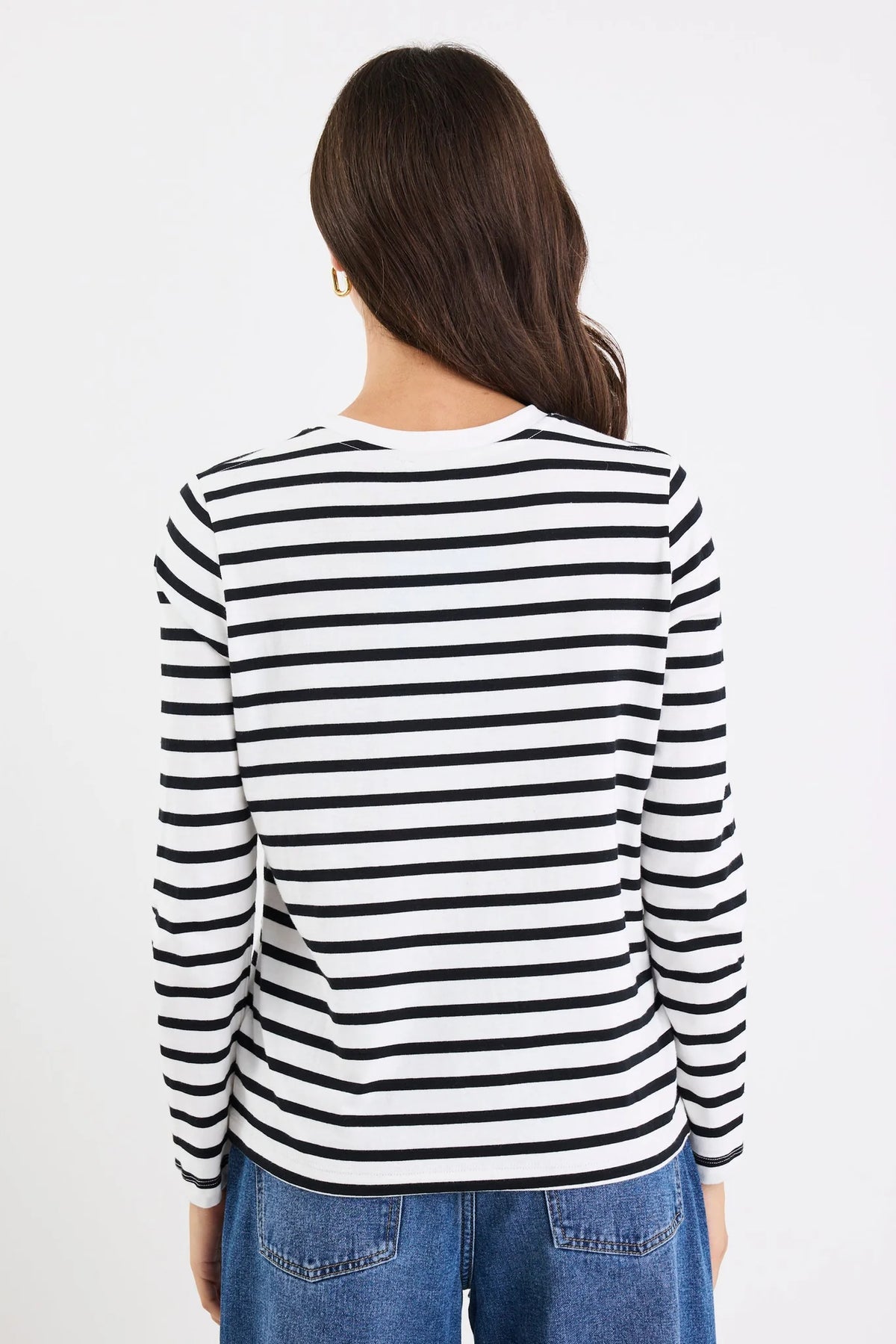 - 100% breathable cotton with a natural stretch
- Crisp black and white stripe for a timeless look
- Boatneck neckline for a chic, feminine edge
- Relaxed, oversized fit for laid-back polish
- Long sleeves with a softly structured cuff