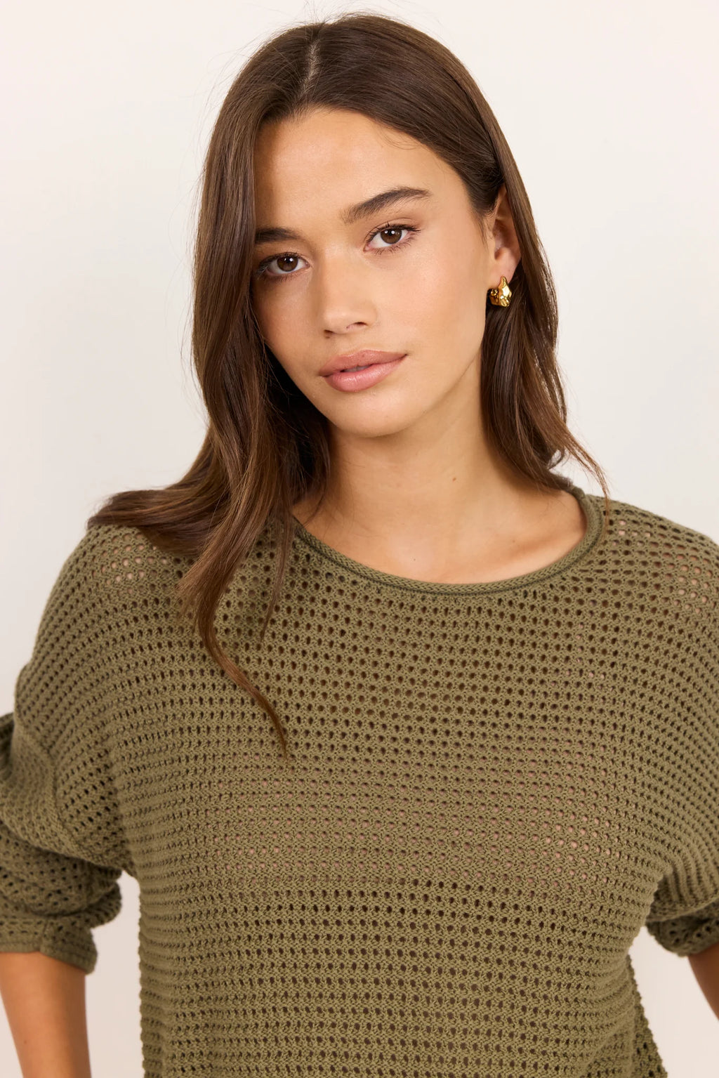 - Classic crew neck design&nbsp;
- Crochet knit&nbsp;
- Relaxed fit with long sleeves
- Light Khaki colourway
- Fabric - 100% cotton