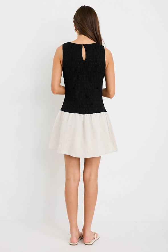 Sleeveless design with a shirred bodice for a comfortable, close fit

Easy pull-on style with a softly flared skirt

Mini length with full lining for comfort and coverage

Two-tone silhouette for an effortless, modern look

Breathable linen-viscose blend ideal for warm weather

Fabric: 55% Linen, 45% Viscose