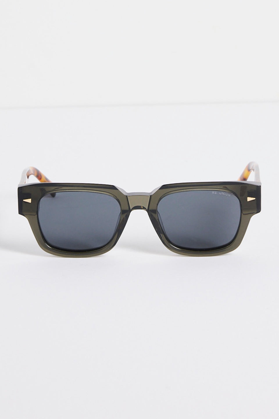 - Plastic frame
- Lens Category 3
- High Glare Reduction
- UV Protection