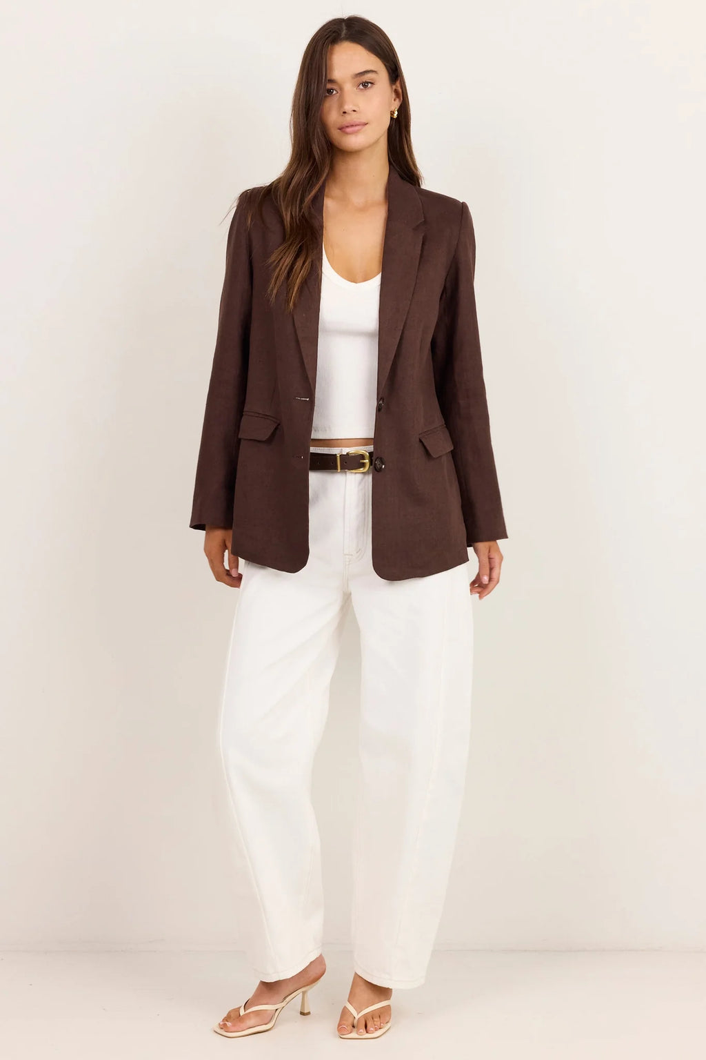 Rich chocolate colour

Classic lapel and structured shoulders

Long sleeves

Two-button front fastening

Flap pockets

Fully lined

Natural linen outer fabric