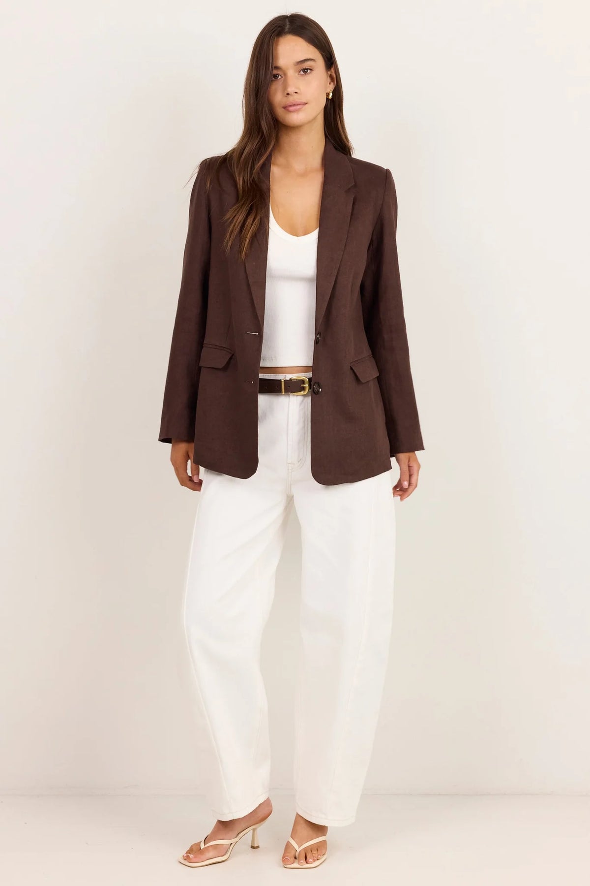 Rich chocolate colour

Classic lapel and structured shoulders

Long sleeves

Two-button front fastening

Flap pockets

Fully lined

Natural linen outer fabric