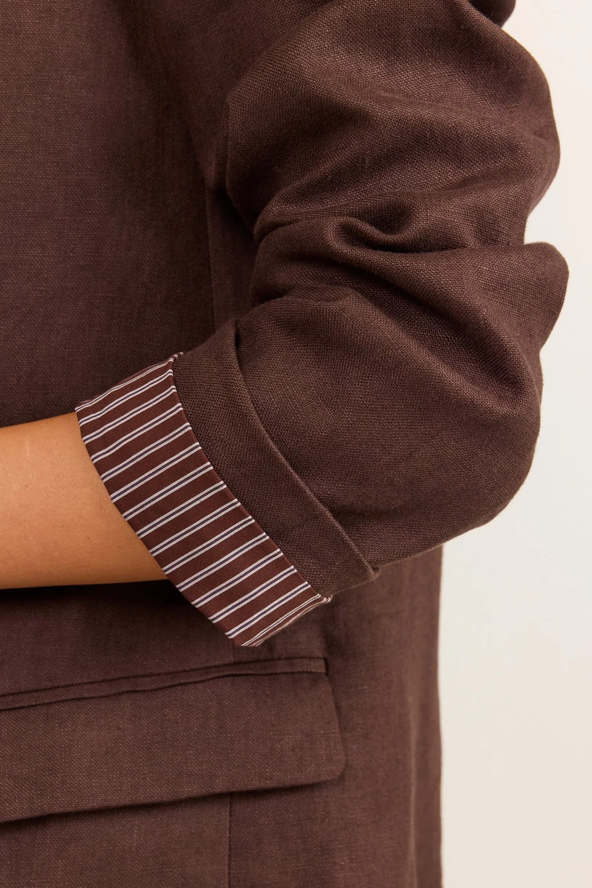 Rich chocolate colour

Classic lapel and structured shoulders

Long sleeves

Two-button front fastening

Flap pockets

Fully lined

Natural linen outer fabric