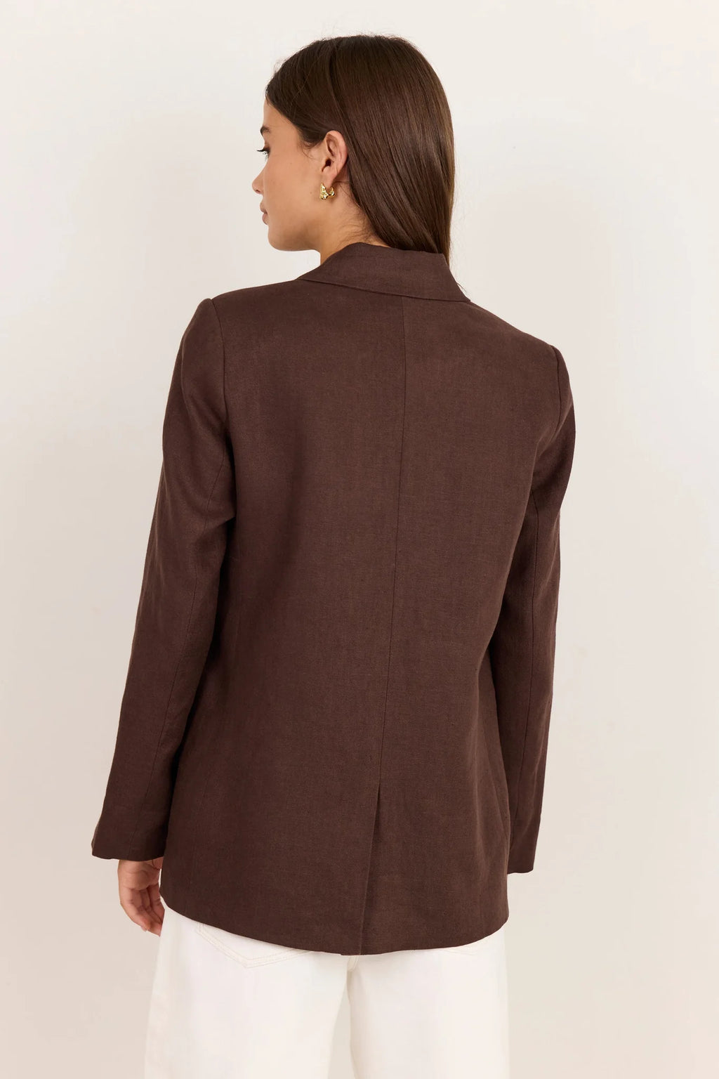 Rich chocolate colour

Classic lapel and structured shoulders

Long sleeves

Two-button front fastening

Flap pockets

Fully lined

Natural linen outer fabric