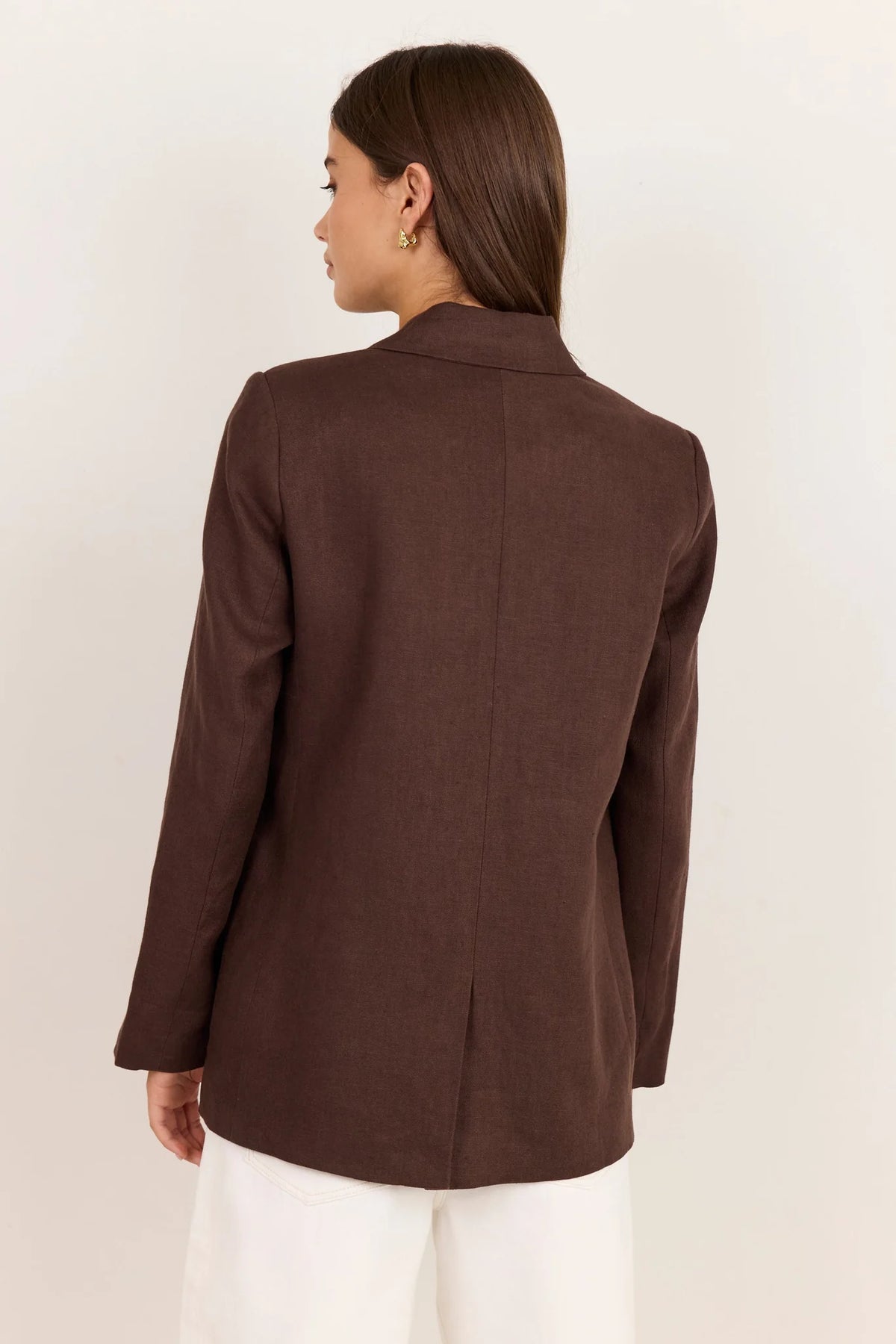 Rich chocolate colour

Classic lapel and structured shoulders

Long sleeves

Two-button front fastening

Flap pockets

Fully lined

Natural linen outer fabric