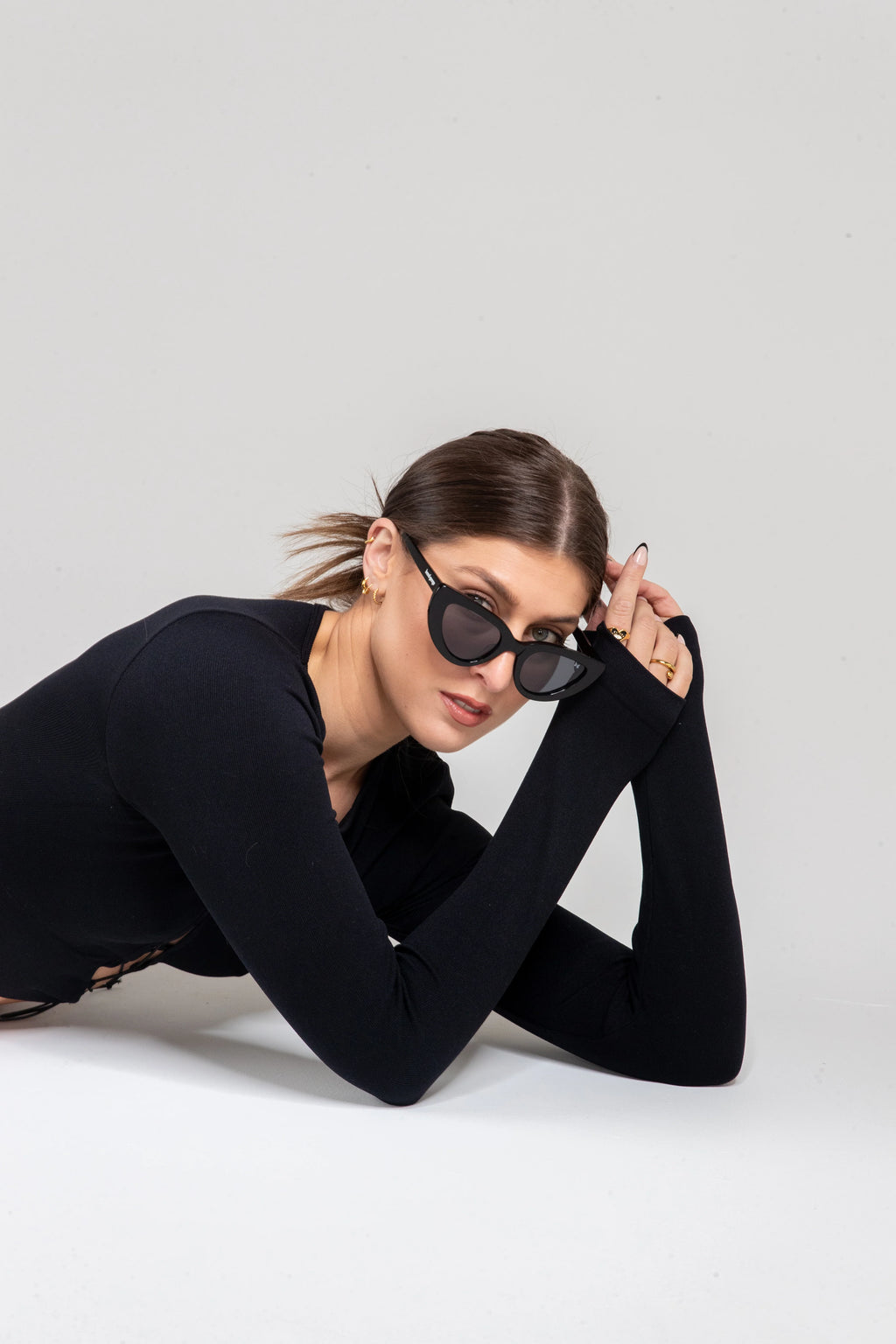 This classic cat eye design is a true fashion icon, effortlessly elevating any look with its timeless charm. Its understated elegance is what makes it a must-have staple in every wardrobe.