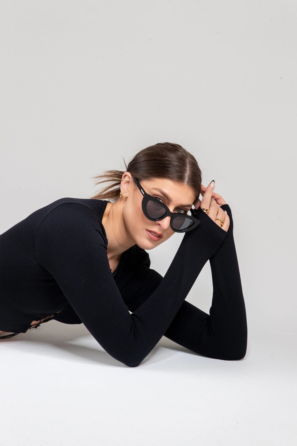 This classic cat eye design is a true fashion icon, effortlessly elevating any look with its timeless charm. Its understated elegance is what makes it a must-have staple in every wardrobe.