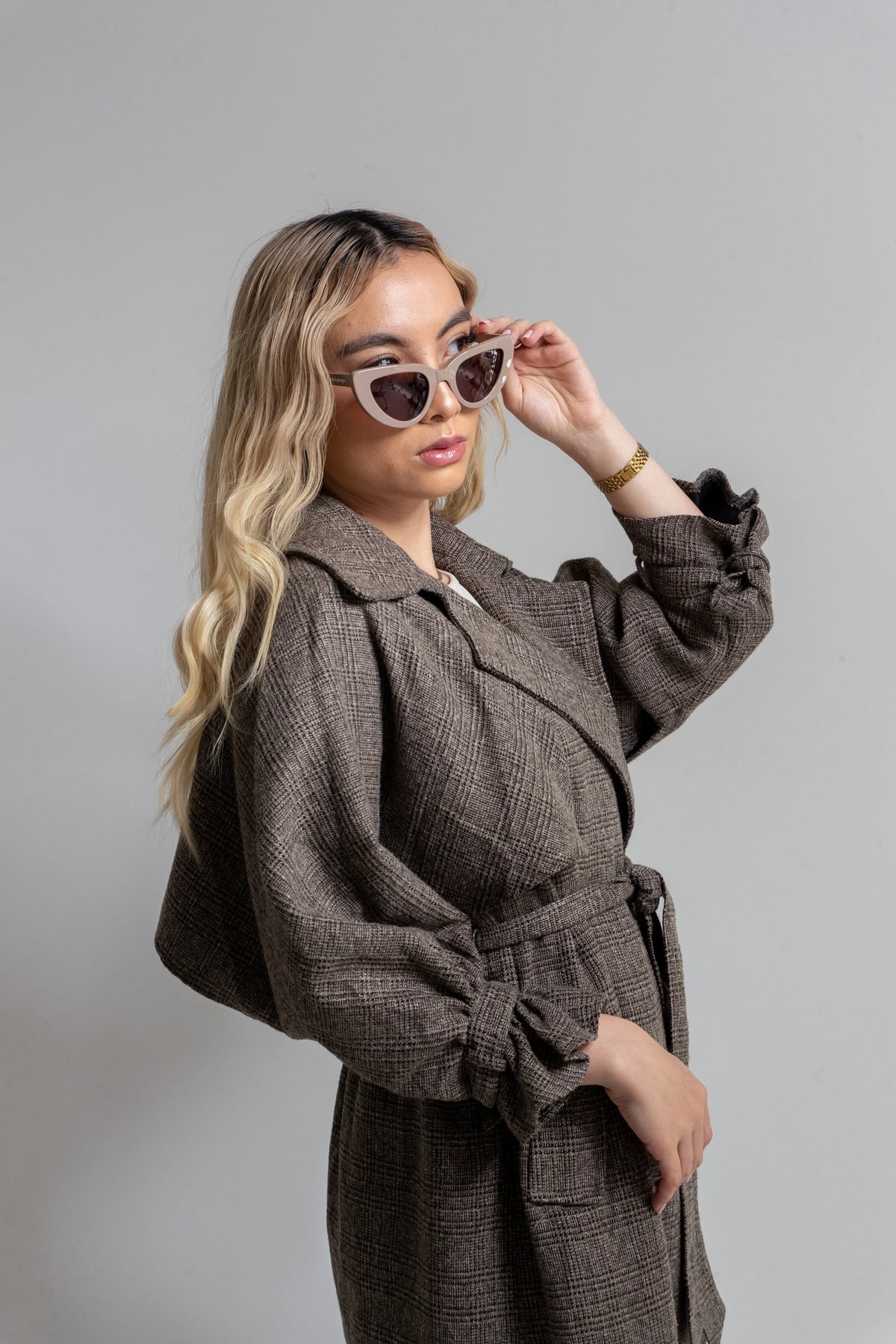 This classic cat eye design is a true fashion icon, effortlessly elevating any look with its timeless charm. Its understated elegance is what makes it a must-have staple in every wardrobe. Colour Latte
