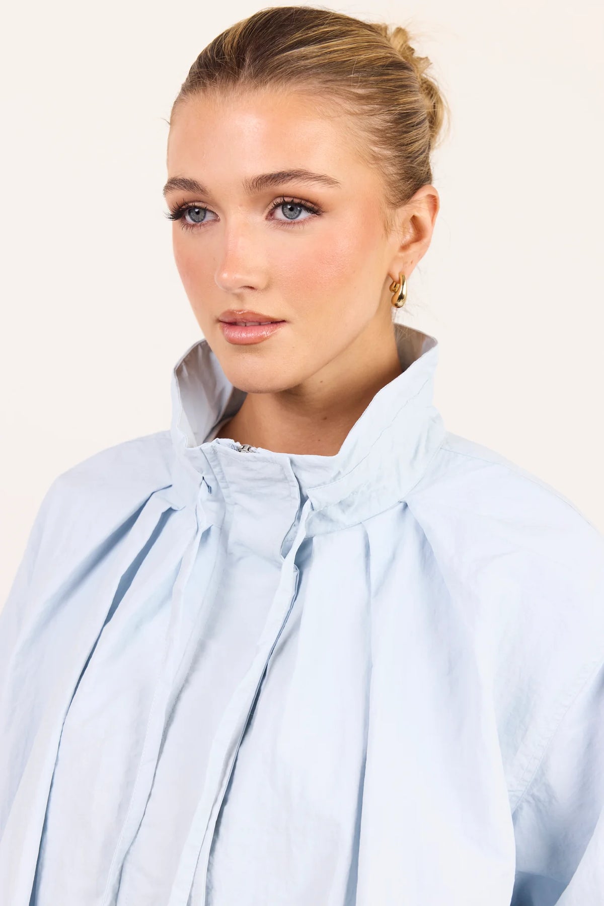 - High funnel neckline
- Long sleeves with elasticated cuffs
- Concealed zip-front fastening
- Adjustable neckline ties
- Relaxed oversized fit
- Elasticated hem
- Side pockets
- Fabric Composition - 100% Nylon