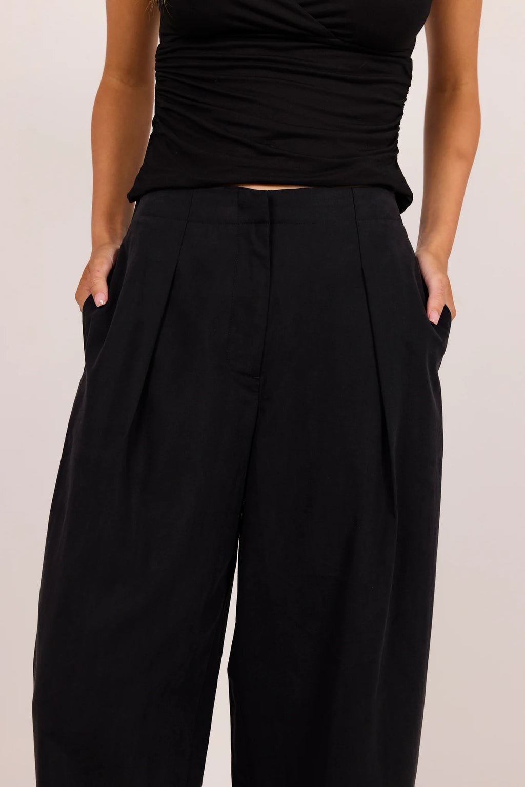 Mid-rise waist

Front pleat detailing

Modern barrel-leg silhouette

Relaxed fit through the leg

Zip-front fastening

Full-length design

50% Cotton, 50% Lyocell