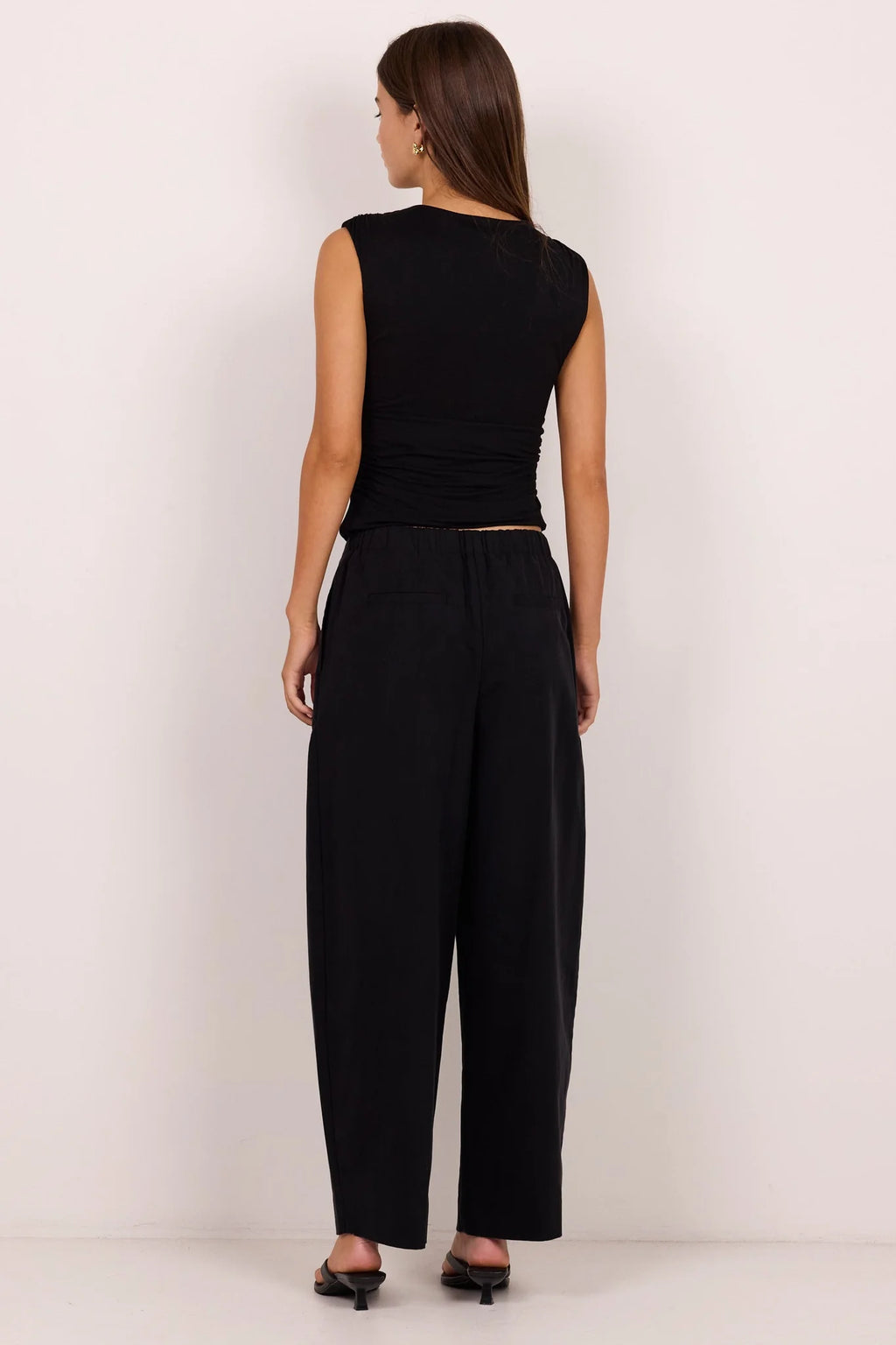 Mid-rise waist

Front pleat detailing

Modern barrel-leg silhouette

Relaxed fit through the leg

Zip-front fastening

Full-length design

50% Cotton, 50% Lyocell