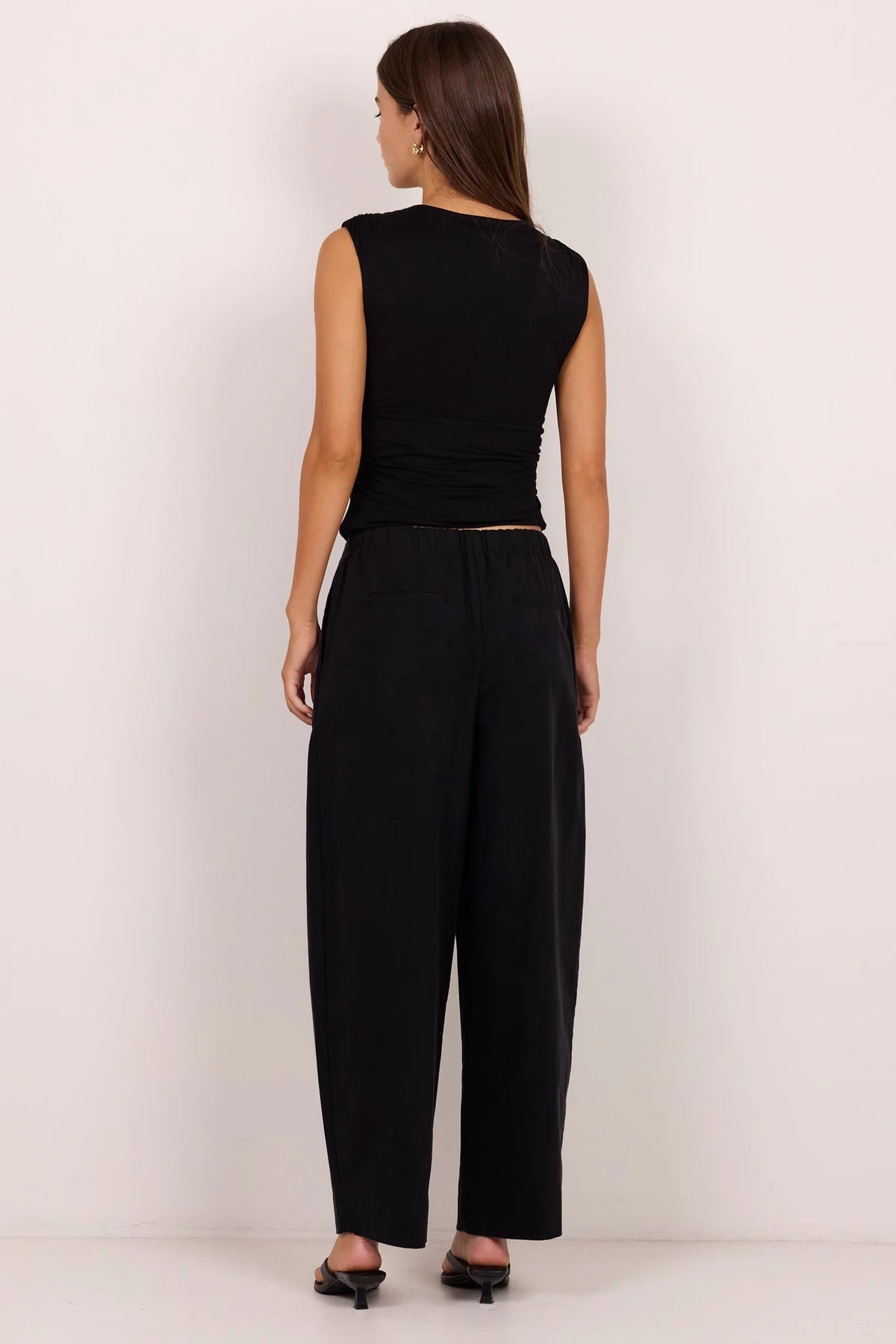 Mid-rise waist

Front pleat detailing

Modern barrel-leg silhouette

Relaxed fit through the leg

Zip-front fastening

Full-length design

50% Cotton, 50% Lyocell