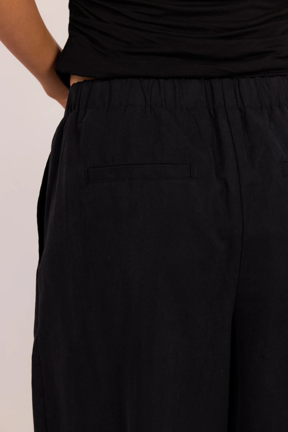 Mid-rise waist

Front pleat detailing

Modern barrel-leg silhouette

Relaxed fit through the leg

Zip-front fastening

Full-length design

50% Cotton, 50% Lyocell