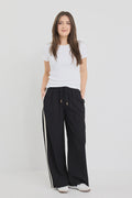 Meet your new wardrobe staple: the Petite Townie Pants in Black Matte. These pants are perfect for those looking for stylish yet comfortable pants for everyday. Crafted with a soft-touch viscose blend, these wide-leg pants adapt seamlessly to any occasion.&nbsp;