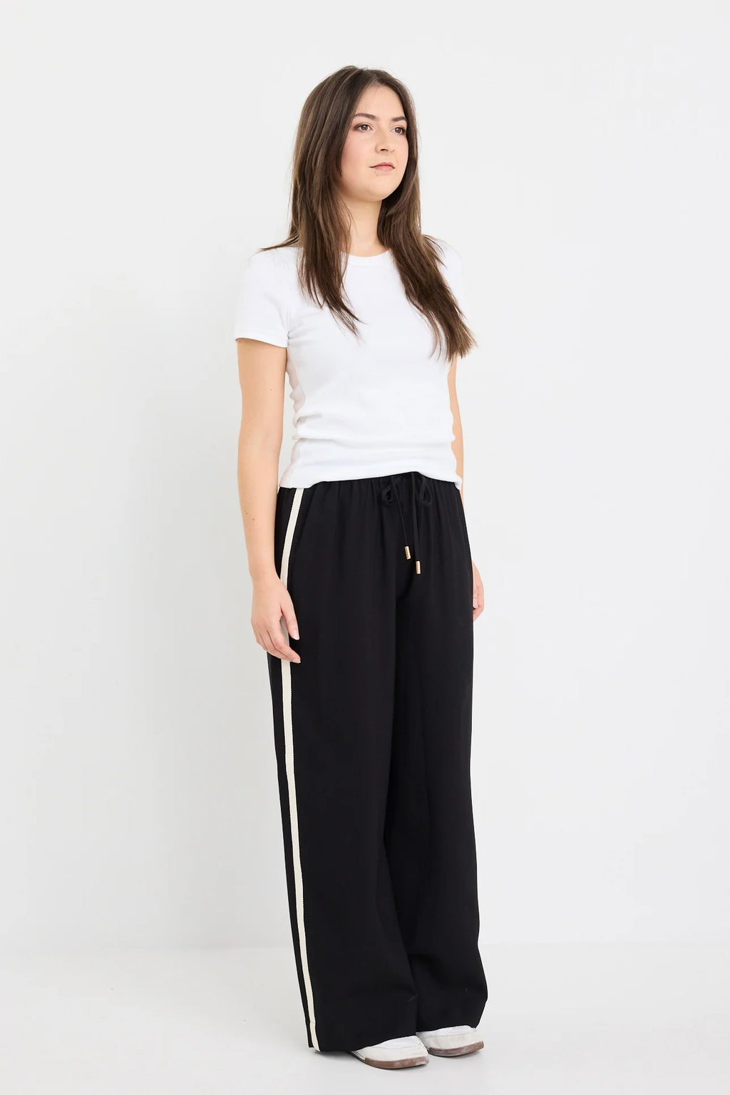 Meet your new wardrobe staple: the Petite Townie Pants in Black Matte. These pants are perfect for those looking for stylish yet comfortable pants for everyday. Crafted with a soft-touch viscose blend, these wide-leg pants adapt seamlessly to any occasion.&nbsp;