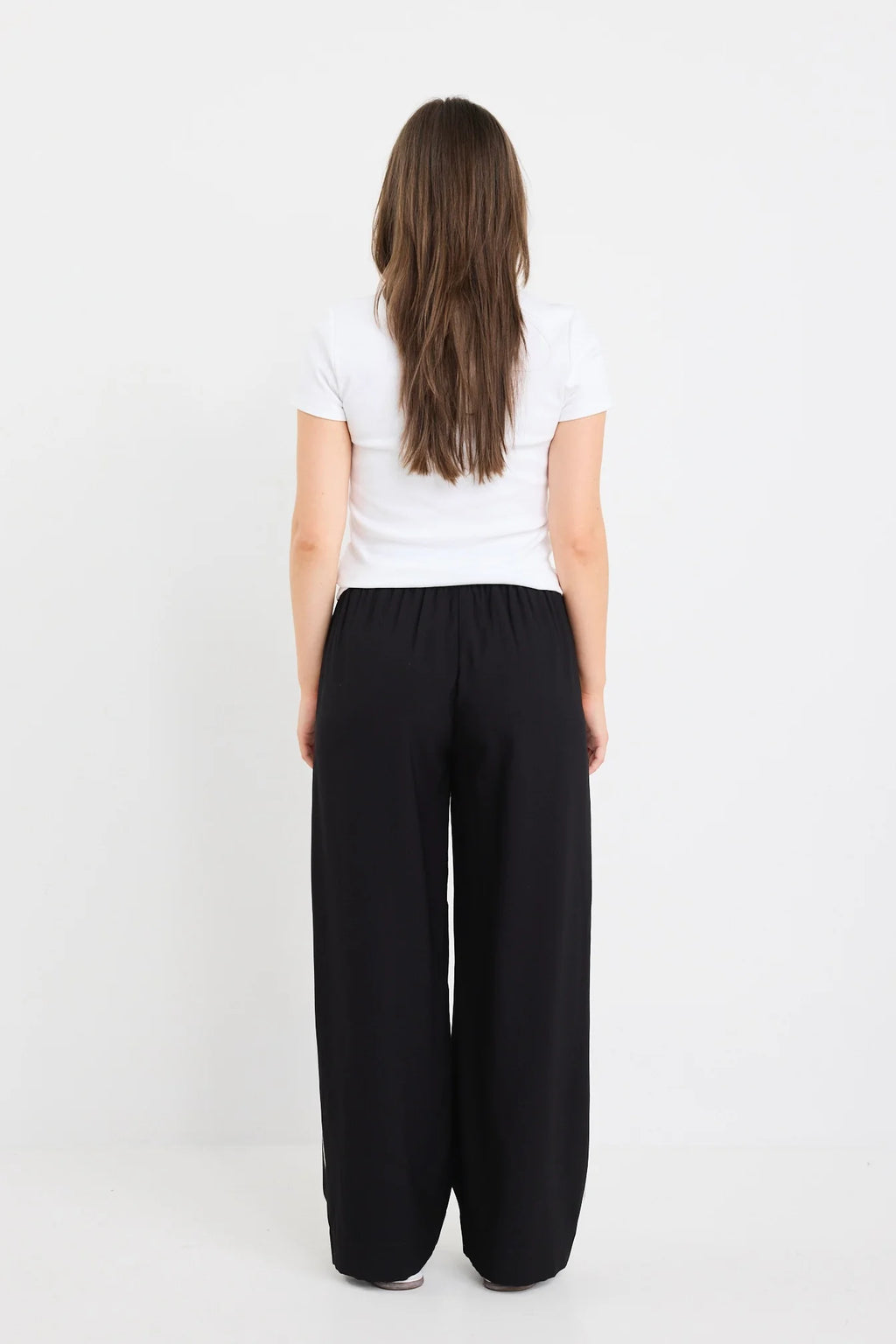 Meet your new wardrobe staple: the Petite Townie Pants in Black Matte. These pants are perfect for those looking for stylish yet comfortable pants for everyday. Crafted with a soft-touch viscose blend, these wide-leg pants adapt seamlessly to any occasion.&nbsp;
