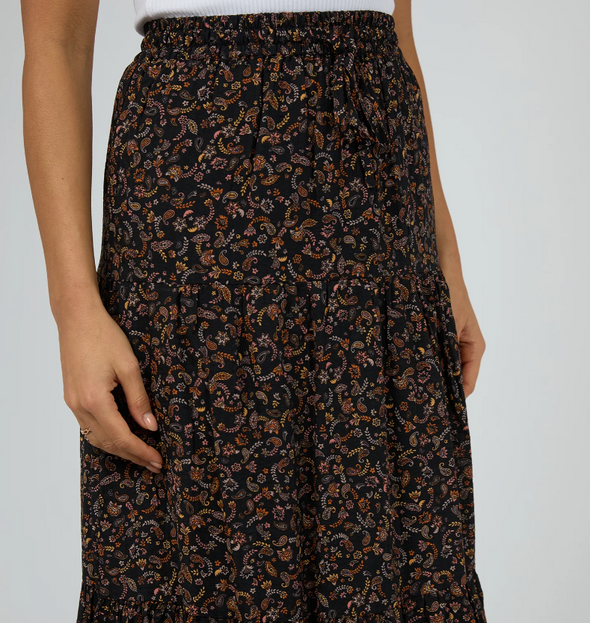 The Pip maxi skirt is perfect for Spring! Made from soft, stretchy polyester, this skirt is comfortable to wear. The turned over elastic waistband ensures maximum comfort. Pair it with sandals and your favourite tee for a stylish and cozy look.