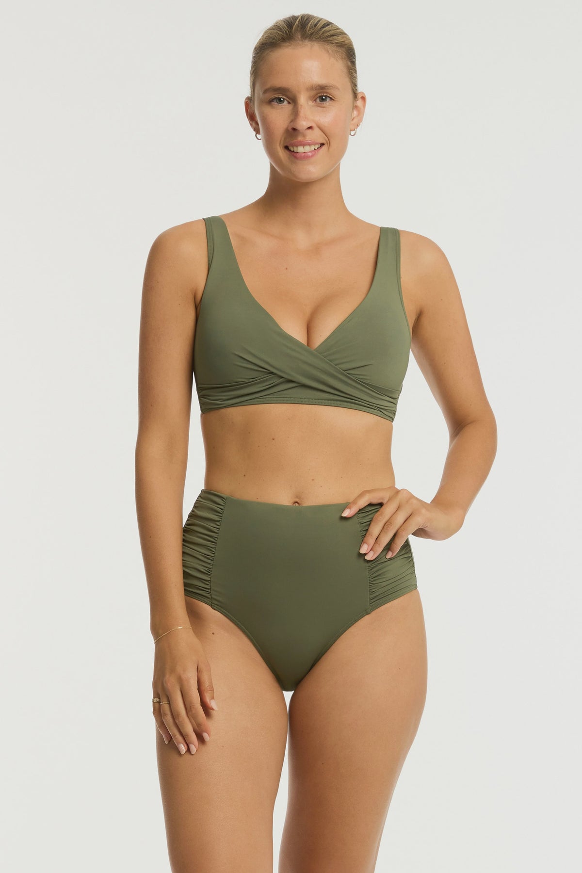 Multifit bust - best suited for cups A to DD
Fixed soft & cup support
Adjustable & convertible straps - adjust for comfort & to ensure the perfect fit
Adjustable back e-hook, to ensure a good fit underbust
Side boning for shape & side support
Powermesh lining for front & back support

Fabric Composition:
85% Recycled Nylon, 15% Elastane