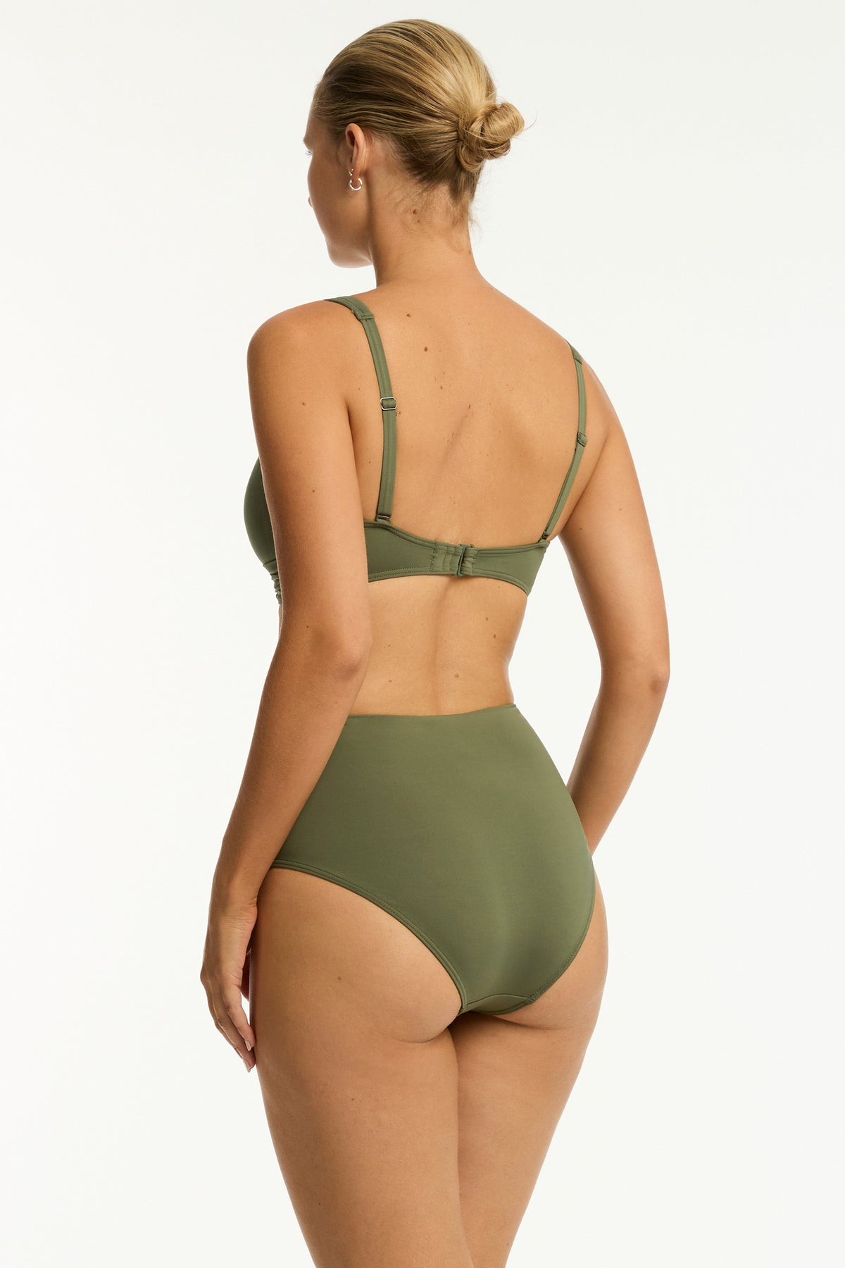 Multifit bust - best suited for cups A to DD
Fixed soft & cup support
Adjustable & convertible straps - adjust for comfort & to ensure the perfect fit
Adjustable back e-hook, to ensure a good fit underbust
Side boning for shape & side support
Powermesh lining for front & back support

Fabric Composition:
85% Recycled Nylon, 15% Elastane