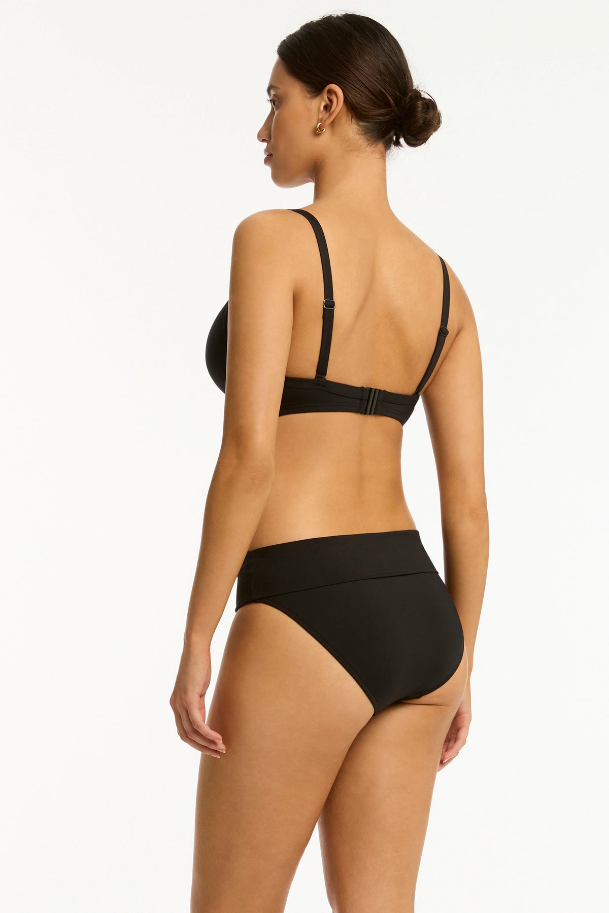 Made from regenerated recycled nylon yarns

Soft folded waistband for comfort and versatility

Mid-rise pant base

Adjustable waistband—wear high-waisted or folded down

Powermesh lining for front and back support

Durable, soft-touch fabric with premium stretch

Designed with sustainability and innovation in mind

Fabric Composition
85% Recycled Nylon, 15% Elastane
