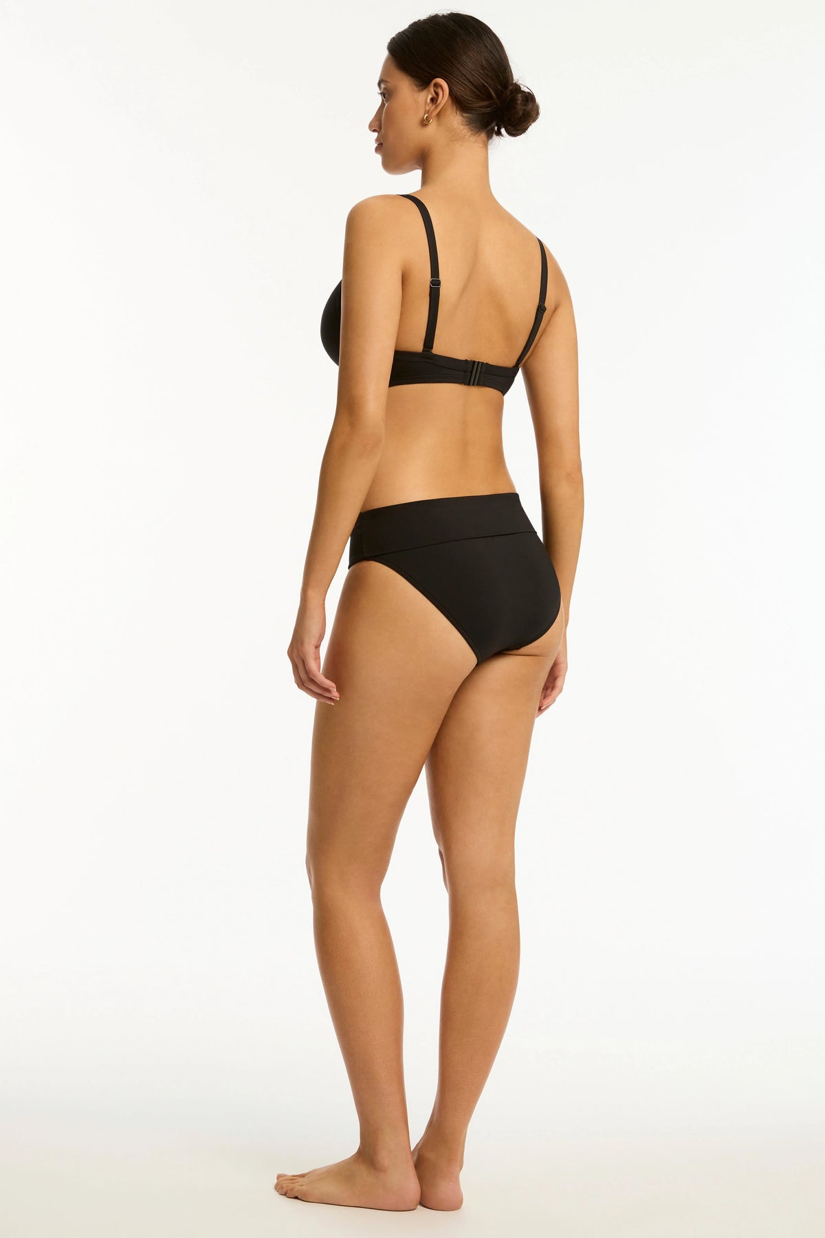 Made from regenerated recycled nylon yarns

Soft folded waistband for comfort and versatility

Mid-rise pant base

Adjustable waistband—wear high-waisted or folded down

Powermesh lining for front and back support

Durable, soft-touch fabric with premium stretch

Designed with sustainability and innovation in mind

Fabric Composition
85% Recycled Nylon, 15% Elastane