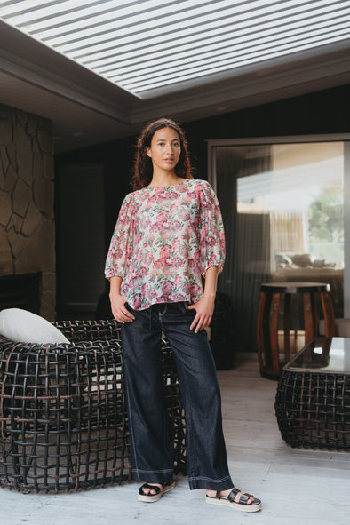 Floral blouse with three-quarter voluminous sleeves

Back button detailing for a chic touch

Relaxed silhouette perfect for summer styling

Crafted from 85% Tencel, 15% Nylon for softness and breathability

A versatile piece to dress up or down with ease