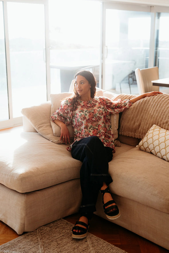 Floral blouse with three-quarter voluminous sleeves

Back button detailing for a chic touch

Relaxed silhouette perfect for summer styling

Crafted from 85% Tencel, 15% Nylon for softness and breathability

A versatile piece to dress up or down with ease