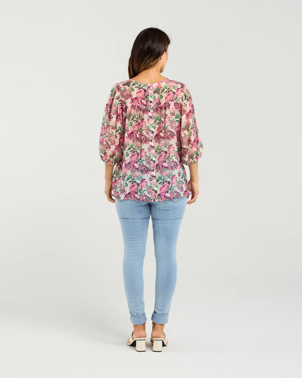 Floral blouse with three-quarter voluminous sleeves

Back button detailing for a chic touch

Relaxed silhouette perfect for summer styling

Crafted from 85% Tencel, 15% Nylon for softness and breathability

A versatile piece to dress up or down with ease
