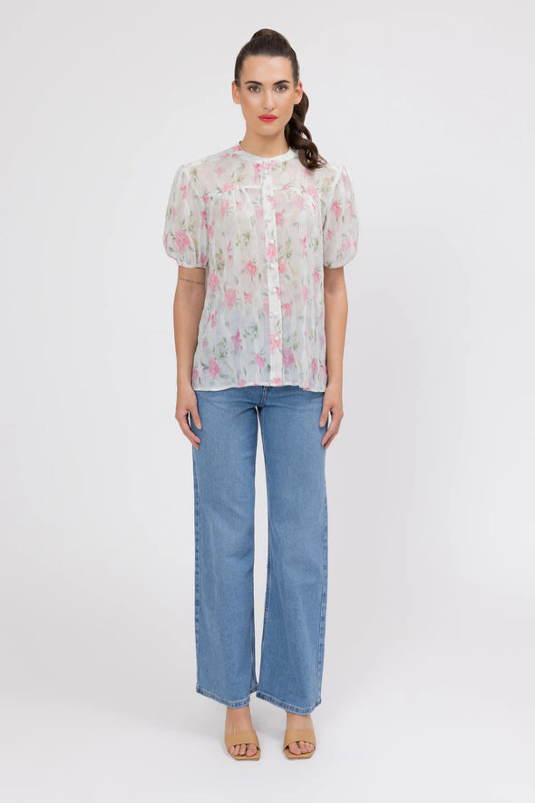 95% Polyester, 5% Spandex

Sheer floral blouse in soft pink Crinkle Blossom print

Delicate pleat detailing for added texture

Puffed short sleeves with a feminine silhouette

Lightweight and versatile for layering or wearing alone