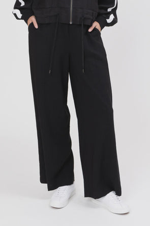 65% Viscose, 35% Nylon

Pull on style with elasticated waistband at back

Functional side pockets

Ric rac trim detailing along side seams

Wide leg silhouette for a relaxed fit

Standard fit for everyday comfort
