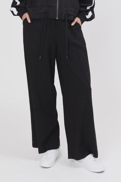 65% Viscose, 35% Nylon

Pull on style with elasticated waistband at back

Functional side pockets

Ric rac trim detailing along side seams

Wide leg silhouette for a relaxed fit

Standard fit for everyday comfort