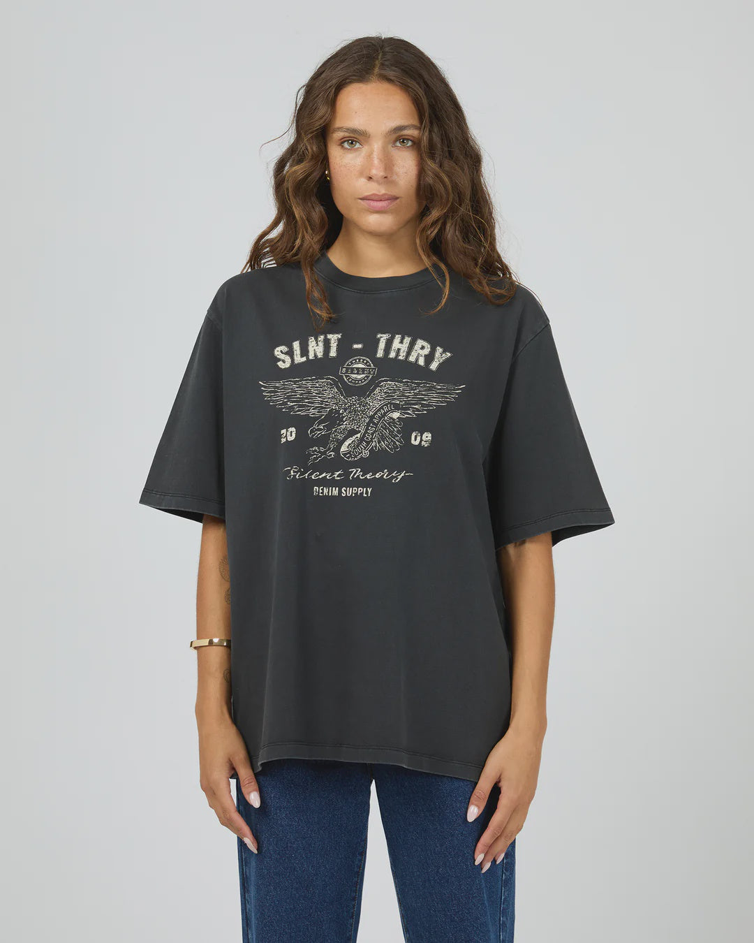 Oversized fit
Graphic print
Soft wash effect
100% Cotton
Model is wearing size 8