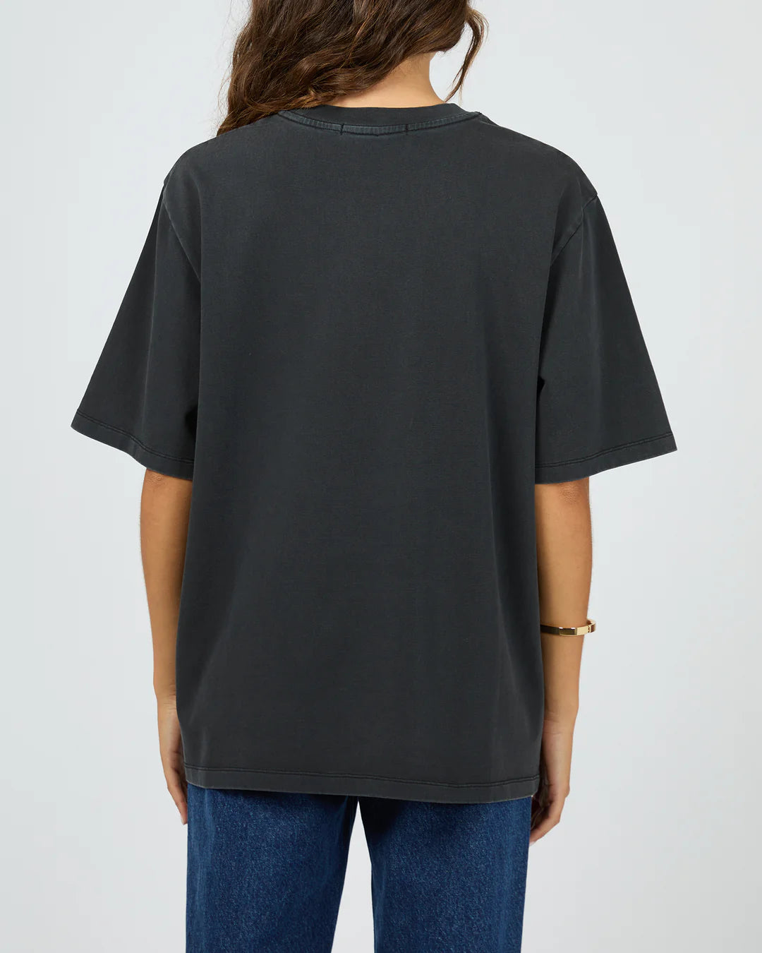 Oversized fit
Graphic print
Soft wash effect
100% Cotton
Model is wearing size 8