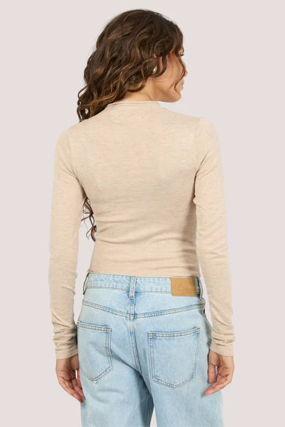 Classic women's oat long sleeve layering top
Perfect basic long sleeve tee for everyday wear
Designed to layer under shirts, dresses, and jackets
Clean, minimal styling in a versatile oat colourway
Comfortable fit ideal for all-day wear
Soft-feel fabrication that sits smoothly against the skin
Timeless wardrobe essential and best-selling style
40% Nylon 30% Acrylic 21% Recycled Polyester 9% Wool