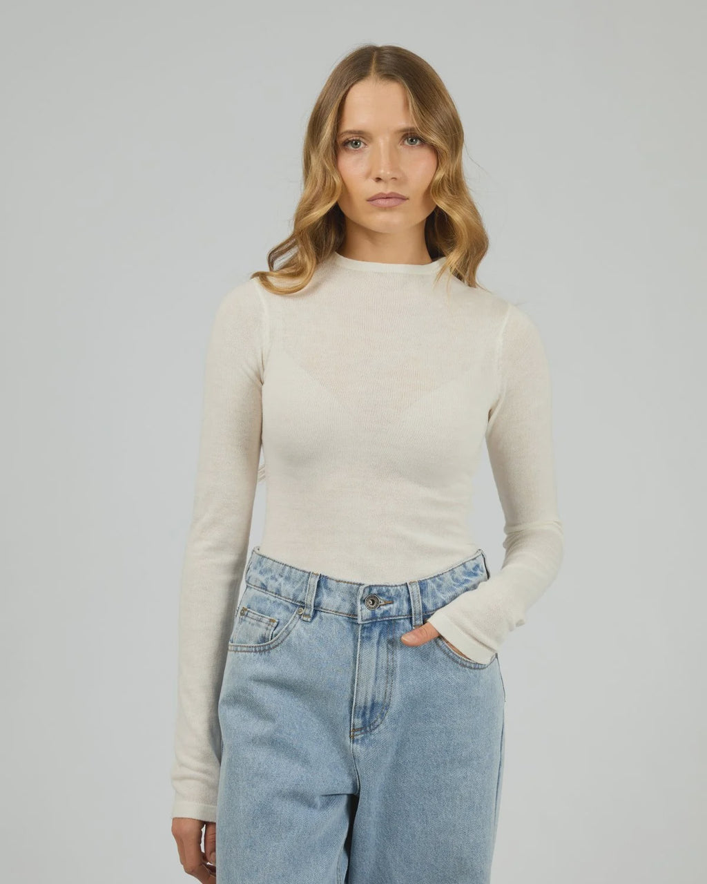 Classic women's white long sleeve layering top
Perfect basic long sleeve tee for everyday wear
Designed to layer under shirts, dresses, and jackets
Clean, minimal styling in a versatile white colourway
Comfortable fit ideal for all-day wear
Soft-feel fabrication that sits smoothly against the skin
Timeless wardrobe essential and best-selling style
40% Nylon 30% Acrylic 21% Recycled Polyester 9% Wool