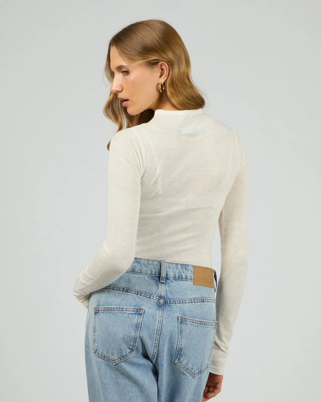 Classic women's white long sleeve layering top
Perfect basic long sleeve tee for everyday wear
Designed to layer under shirts, dresses, and jackets
Clean, minimal styling in a versatile white colourway
Comfortable fit ideal for all-day wear
Soft-feel fabrication that sits smoothly against the skin
Timeless wardrobe essential and best-selling style
40% Nylon 30% Acrylic 21% Recycled Polyester 9% Wool