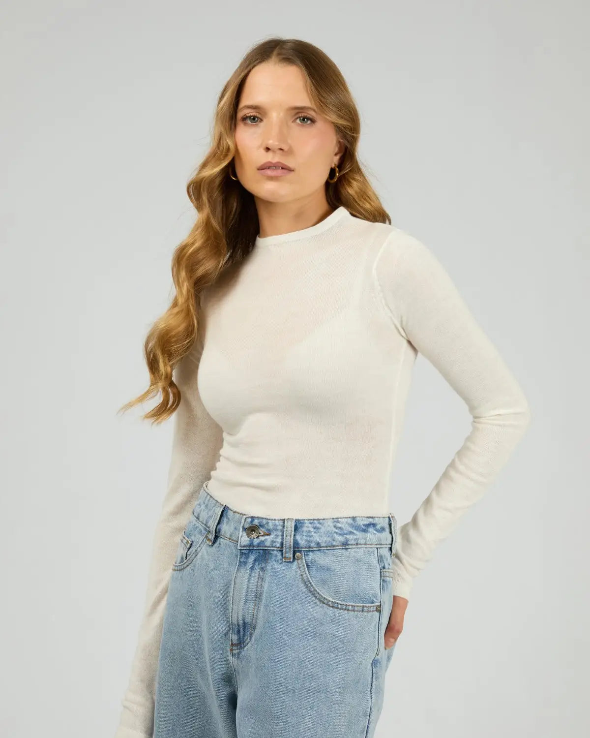 Classic women's white long sleeve layering top
Perfect basic long sleeve tee for everyday wear
Designed to layer under shirts, dresses, and jackets
Clean, minimal styling in a versatile white colourway
Comfortable fit ideal for all-day wear
Soft-feel fabrication that sits smoothly against the skin
Timeless wardrobe essential and best-selling style
40% Nylon 30% Acrylic 21% Recycled Polyester 9% Wool