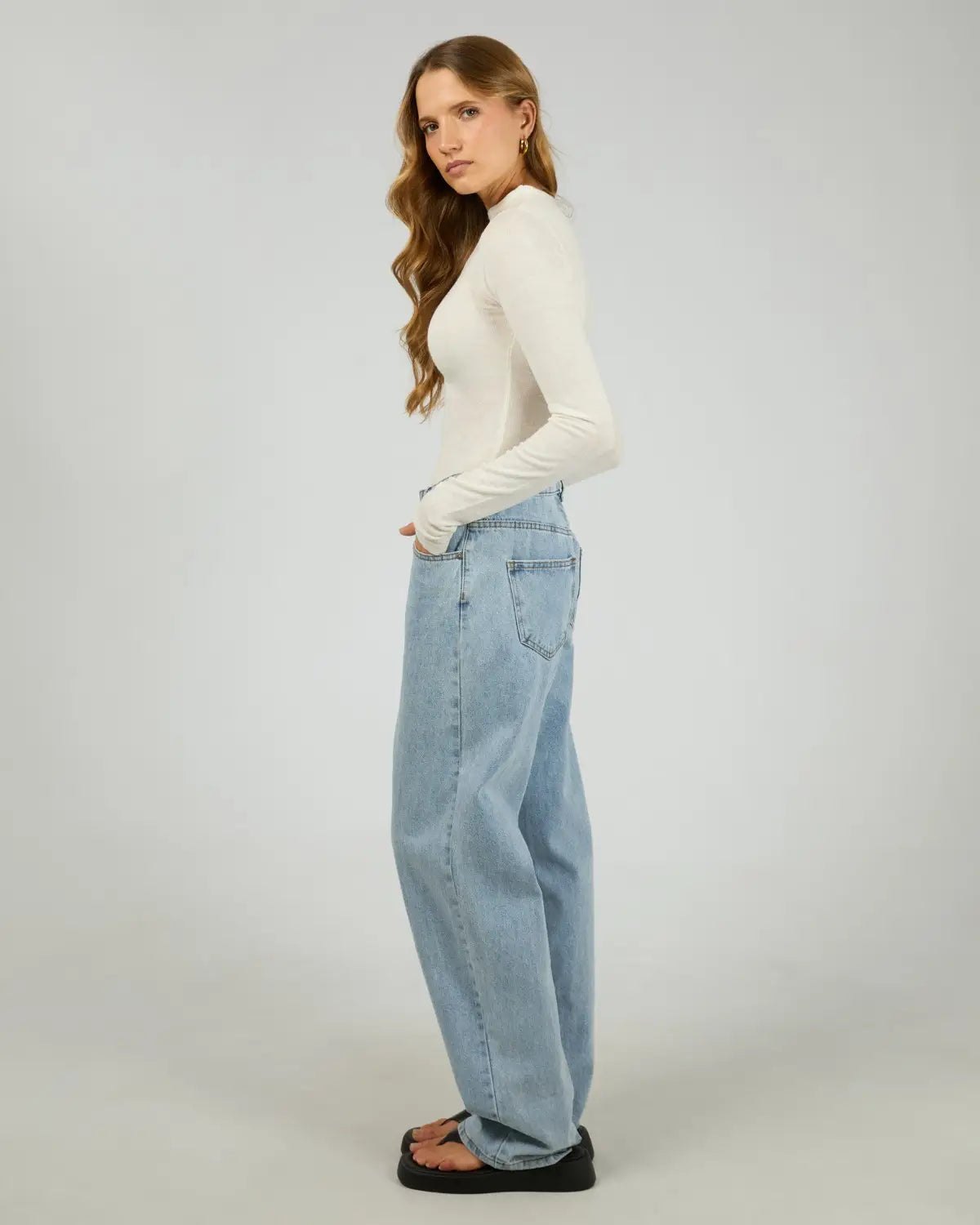 Classic women's white long sleeve layering top
Perfect basic long sleeve tee for everyday wear
Designed to layer under shirts, dresses, and jackets
Clean, minimal styling in a versatile white colourway
Comfortable fit ideal for all-day wear
Soft-feel fabrication that sits smoothly against the skin
Timeless wardrobe essential and best-selling style
40% Nylon 30% Acrylic 21% Recycled Polyester 9% Wool
