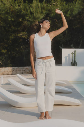 100% Cotton denim

High-rise fit for a flattering waistline

Barrel-leg cut for a modern, relaxed silhouette

Soft ecru wash for versatile styling

Self-tie waist belt for an adjustable fit