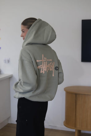 Effortlessly cool, this Stussy Zip Through is cosy to the touch for a loungewear staple yet exudes a boldness with the print branding on the back.&nbsp;  Features: 380gsm 50% Cotton/50% Recycled Cotton Brushed Back Fleece Screenprint on chest and back