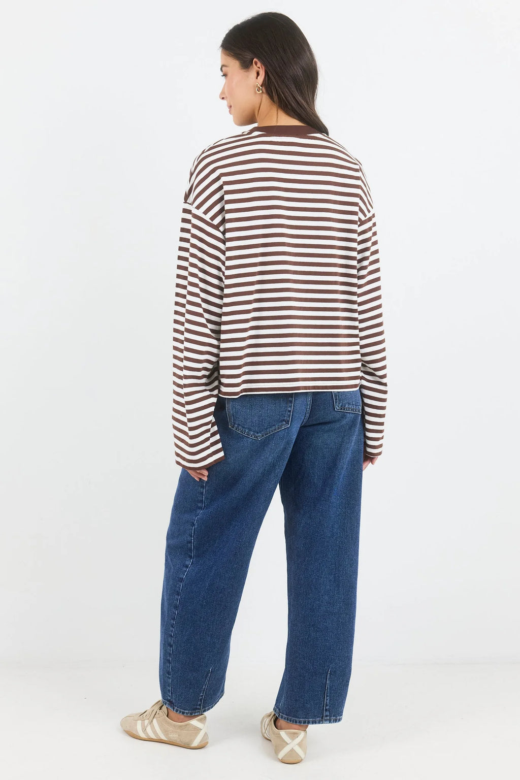 A classic stripe tee, the Unite Chocolate White Stripe Tee is an easy staple for everyday dressing. Designed with long sleeves, a crew neckline and an oversized boxy fit, it has a relaxed silhouette that feels effortless while still looking polished.