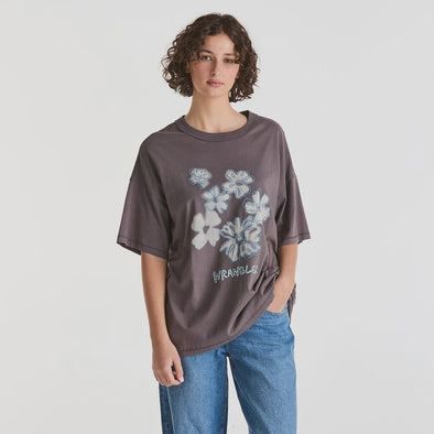 Slouchy, relaxed silhouette for ultimate comfort

Oversized fit for a laidback, effortless look

Vintage-inspired band tee design

Easy to style for everyday casual wear