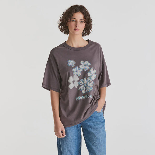 Slouchy, relaxed silhouette for ultimate comfort

Oversized fit for a laidback, effortless look

Vintage-inspired band tee design

Easy to style for everyday casual wear