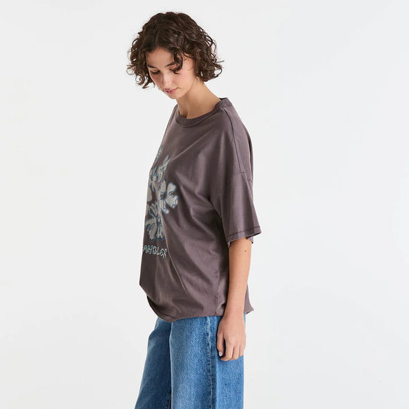 Slouchy, relaxed silhouette for ultimate comfort

Oversized fit for a laidback, effortless look

Vintage-inspired band tee design

Easy to style for everyday casual wear