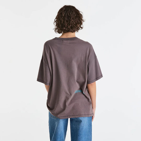 Slouchy, relaxed silhouette for ultimate comfort

Oversized fit for a laidback, effortless look

Vintage-inspired band tee design

Easy to style for everyday casual wear